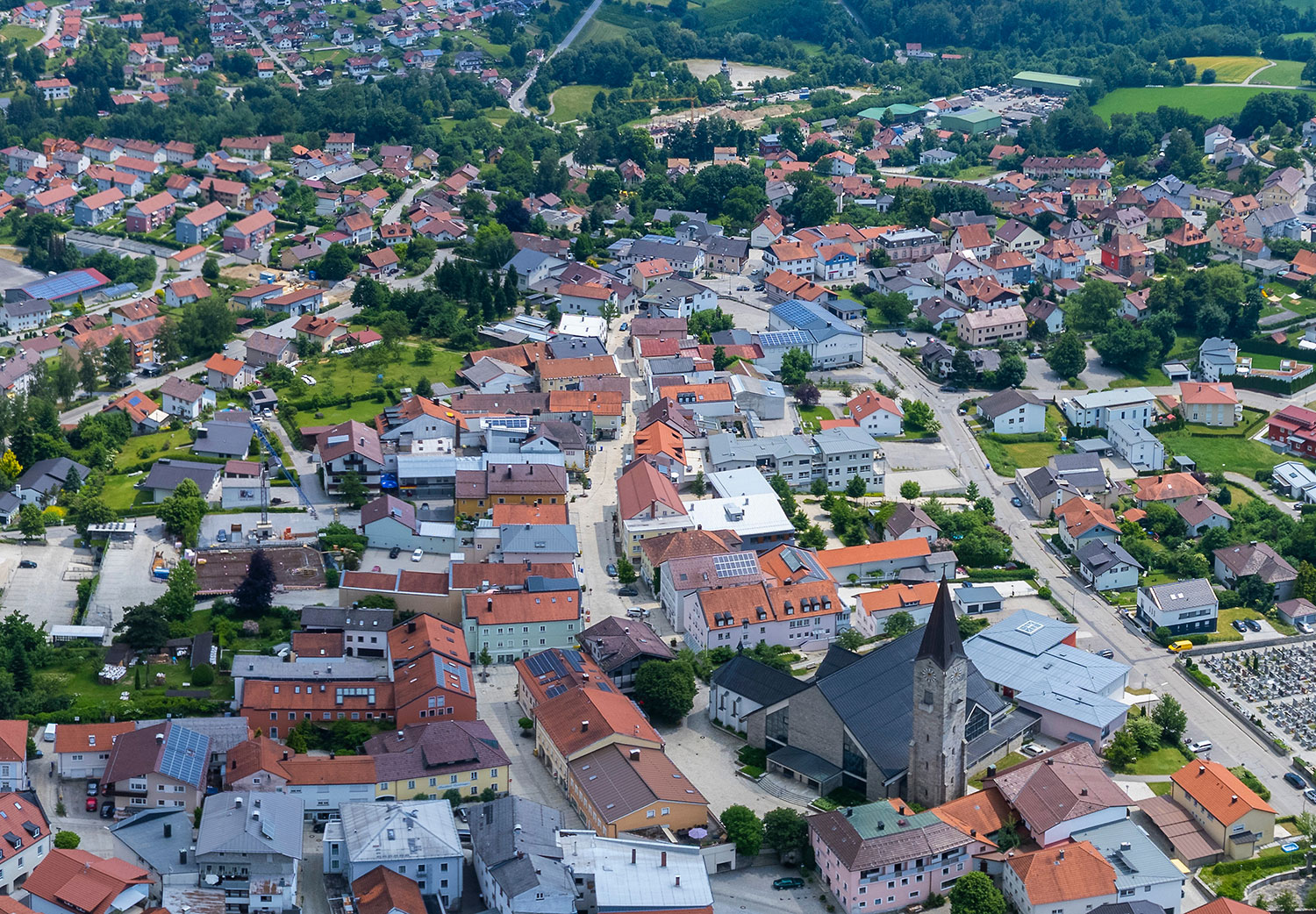 Luftaufnahme der Stadtpfarrkirche St. Vitus in Hauzenberg