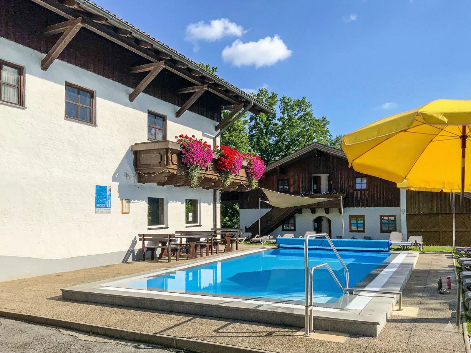 Sommerpool mit Sonnenschirmen