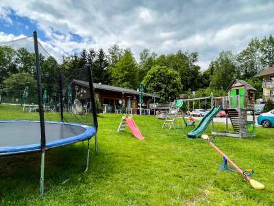 Spielplatz mit Trampolin vor Wolfi's Hütte