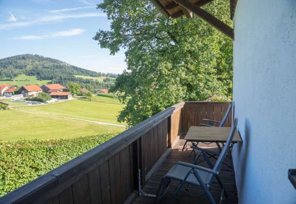 Uitzicht vanaf het balkon richting de bergen