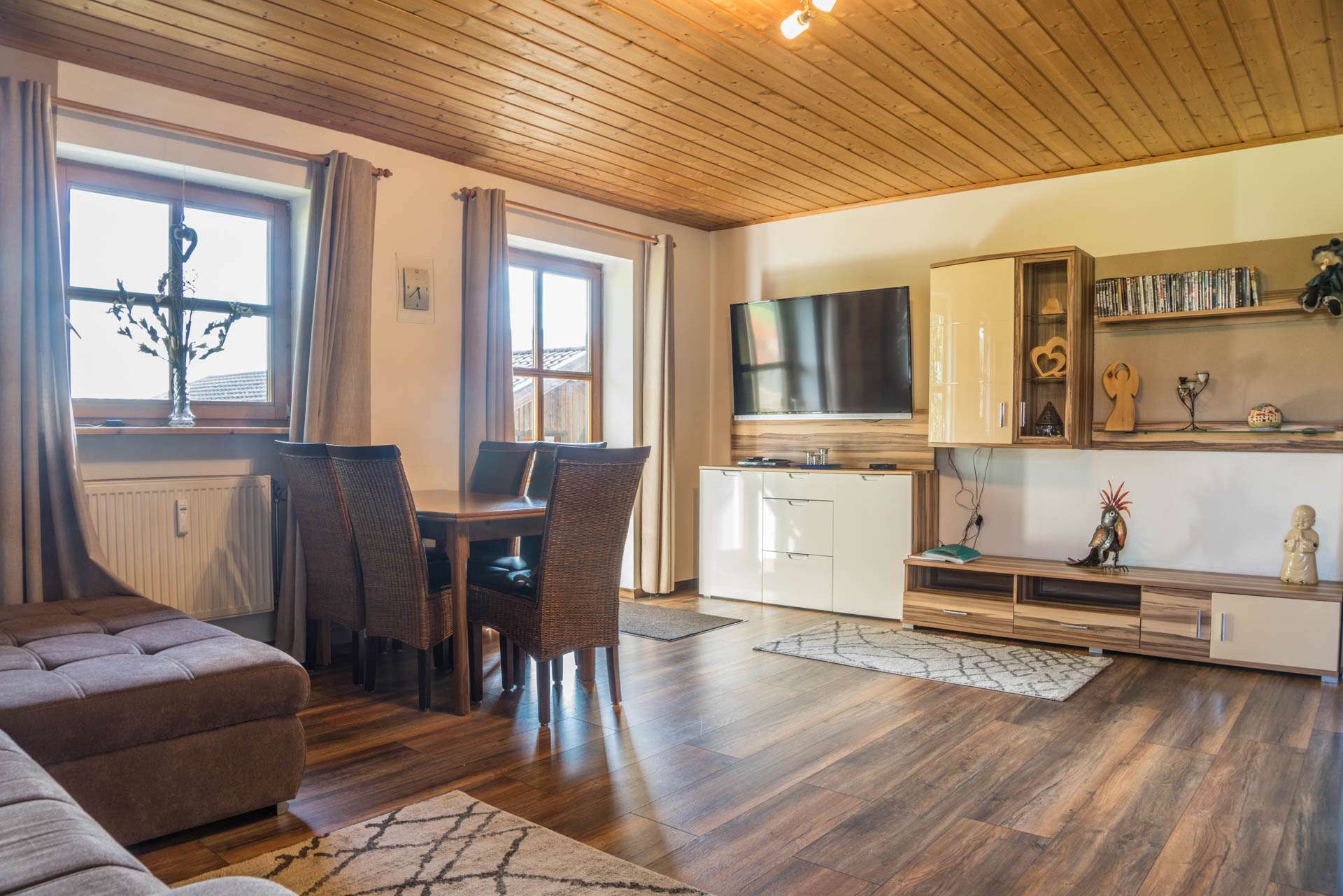 das Wohnzimmer der Ferienwohnung mit Sauna