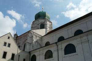 Residenzplatz und Dom St. Stephan in Passau